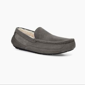 UGG Men’s 8 Ascot Slipper